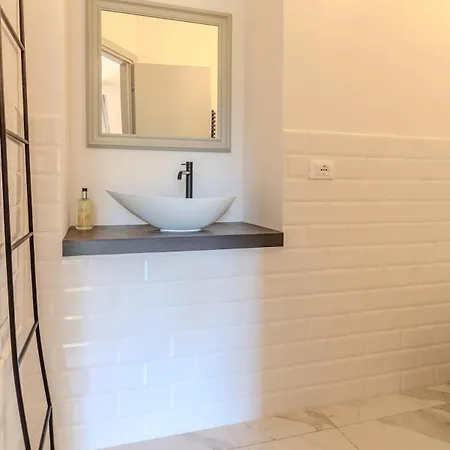Blue Romantic View, Tub & Parking Apartment *