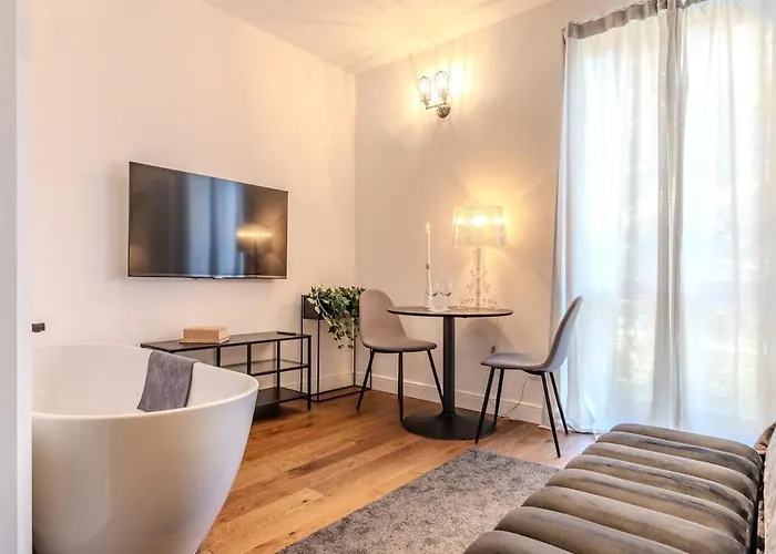 Blue Luxury 아파트